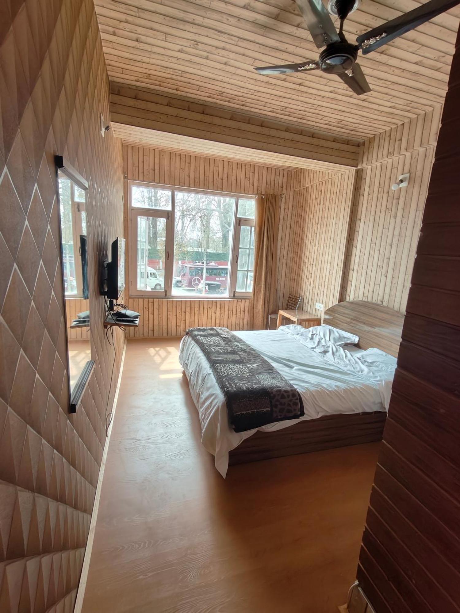 The Ile Otel Srīnagar Dış mekan fotoğraf